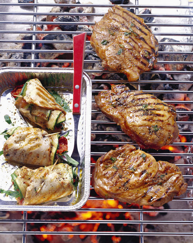 无人,竖图,俯视,室内,特写,白天,烹饪,烧烤,西餐,热情,桌面,桌子,蔬菜,餐具,火,阴影,新鲜,反射,木制,包装,包装纸,叉子,碟子,火焰,铝箔纸,盘,炭火,锡箔纸,影子,纸,灯光,调料,鸡肉,肉,料理,食品,烤架,纸张,烤肉,调味品,燃烧,调味料,猪肉,菜肴,美食,肉类,食物,盘子,木制品,碟,铁架,西式,佳肴,有机食品,绿色食品,包装材料,肉食,锡箔,餐叉,铝箔,豚肉,肉卷,进餐用具,彩图,高角度拍摄