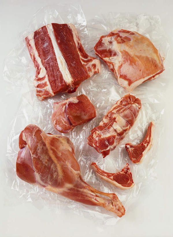 无人,竖图,俯视,室内,特写,白天,桌面,桌子,阴影,反射,木制,影子,塑料,灯光,排骨,肉,羊肉,肉类,块,红色,木制品,塑料制品,肉食,羊腿,彩图,高角度拍摄