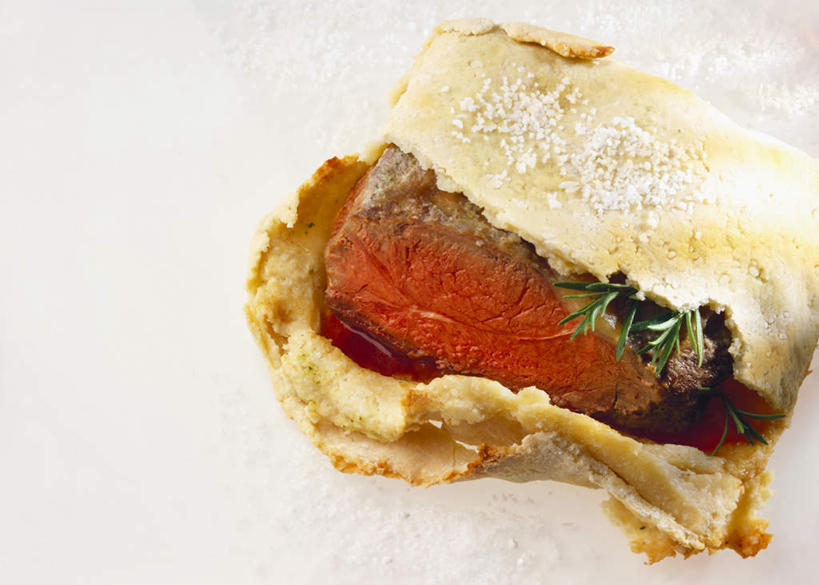 无人,横图,俯视,室内,特写,白天,白色背景,桌面,桌子,阴影,反射,木制,影子,灯光,肉,牛排,牛肉,肉类,木制品,肉食,彩图,高角度拍摄,影棚拍摄