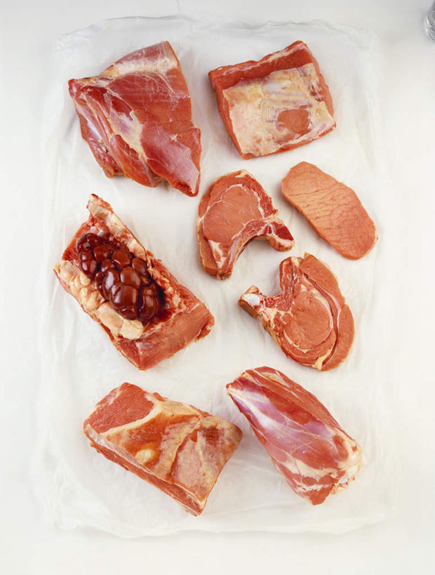 无人,竖图,俯视,室内,特写,白天,桌面,桌子,许多,阴影,反射,木制,影子,塑料,灯光,肉,牛肉,很多,肉类,块,红色,木制品,塑料制品,肉食,彩图,高角度拍摄