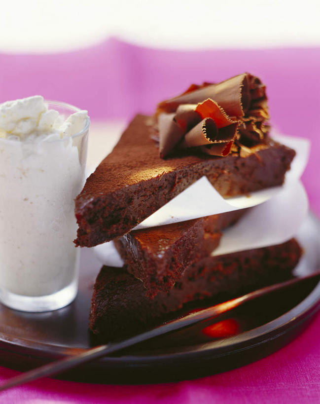 点心,无人,竖图,俯视,室内,特写,白天,下午茶,桌面,桌子,杯子,餐具,阴影,反射,木制,碟子,盘,影子,灯光,食品,糖,糖果,冰激凌,甜点,甜品,清凉,玻璃制品,食物,糕点,盘子,木制品,水杯,碟,甜食,冷饮,巧克力,舒服,冰淇淋,朱古力,解暑,解渴,巧克力棒,雪糕,薄片,舒爽,冰糕,消暑,玻璃杯,彩图,高角度拍摄,蛋糕