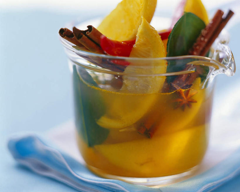 无人,横图,俯视,室内,特写,白天,桌面,桌子,柑橘,柠檬,杯子,阴影,反射,木制,布料,影子,灯光,调料,调味,酱料,酱汁,香料,佐料,食品,糖,糖果,甜点,甜品,调味品,调味料,布纹,酱,玻璃制品,桌布,食物,蓝色,餐巾,木制品,水杯,台布,甜食,巧克力,朱古力,配料,巧克力棒,作料,玻璃杯,益母果,柠果,橘子,桔子,橙子,橙,彩图,高角度拍摄