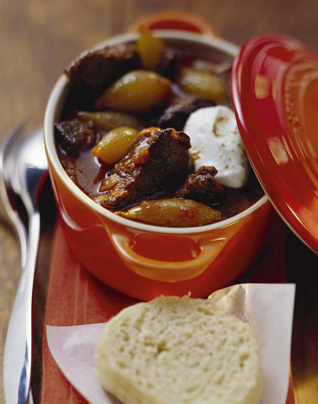 无人,竖图,俯视,室内,特写,白天,烹饪,桌面,桌子,洋葱,厨具,金属制品,阴影,反射,金属,木制,锅子,砂锅,影子,灯光,肉,牛肉,锅盖,锅,肉类,木制品,锅具,肉食,烹饪用具,烹调用具,圆葱,洋葱头,球葱,烹调,彩图,高角度拍摄