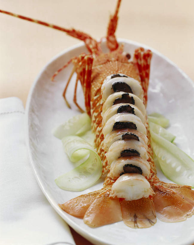 海鲜,龙虾,无人,竖图,俯视,室内,特写,白天,烹饪,西餐,桌面,桌子,蔬菜,餐具,阴影,新鲜,反射,木制,碟子,盘,影子,菌菇,虾,料理,食品,菌类,水产,菜肴,美食,海洋生物,食物,一个,一只,盘子,木制品,碟,食用菌,西式,佳肴,有机食品,绿色食品,单个,水生动物,海产品,水生物,海底动物,白块菌,块菌,彩图,高角度拍摄