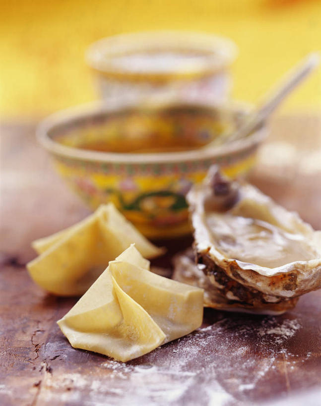 点心,海鲜,馄饨,面食,无人,竖图,俯视,室内,特写,白天,桌面,桌子,餐具,阴影,朦胧,模糊,反射,木制,碟子,盘,影子,勺子,陶瓷,料理,食品,面点,陶瓷制品,牡蛎,水产,美食,海洋生物,食物,盘子,木制品,容器,调羹,碟,汤匙,碗,中式,储藏,生蚝,三,储存,水生动物,海产品,水生物,海底动物,扁肉,彩图,高角度拍摄,贮存