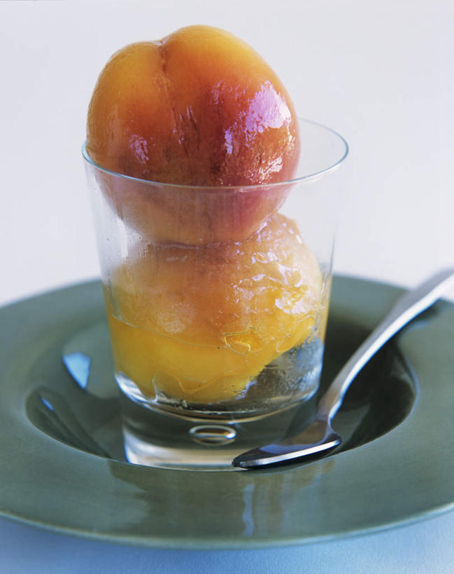 点心,无人,竖图,俯视,室内,特写,白天,白色背景,杯子,餐具,水果,阴影,新鲜,光线,碟子,盘,影子,勺子,生食,食品,甜点,甜品,果实,油桃,玻璃制品,食物,糕点,盘子,水杯,调羹,碟,汤匙,甜食,摄影,有机食品,绿色食品,影棚,甜酒,玻璃杯,彩图,高角度拍摄,影棚拍摄,拍摄