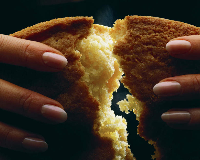 点心,西方人,手,一个人,横图,室内,特写,白天,正面,下午茶,欧洲,欧洲人,仅一个年轻女性,仅一个女性,仅一个人,握,阴影,光线,影子,食品,甜点,甜品,拿,拿着,掰,食物,糕点,甜食,奶油,手部,握着,乳制品,激凌,克林姆,淇淋,年轻女性,女人,女性,白种人,半身,彩图,蛋糕