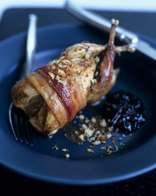 无人,竖图,俯视,室内,特写,白天,鸟,餐具,许多,烤,阴影,朦胧,模糊,光线,鸟类,叉子,刀叉,刀子,碟子,盘,影子,调味,肉,香料,佐料,猪肉,肉类,盘子,碟,配料,餐刀,肉食,餐叉,豚肉,作料,鹧鸪,鹧鸪鸟,进餐用具,彩图,高角度拍摄