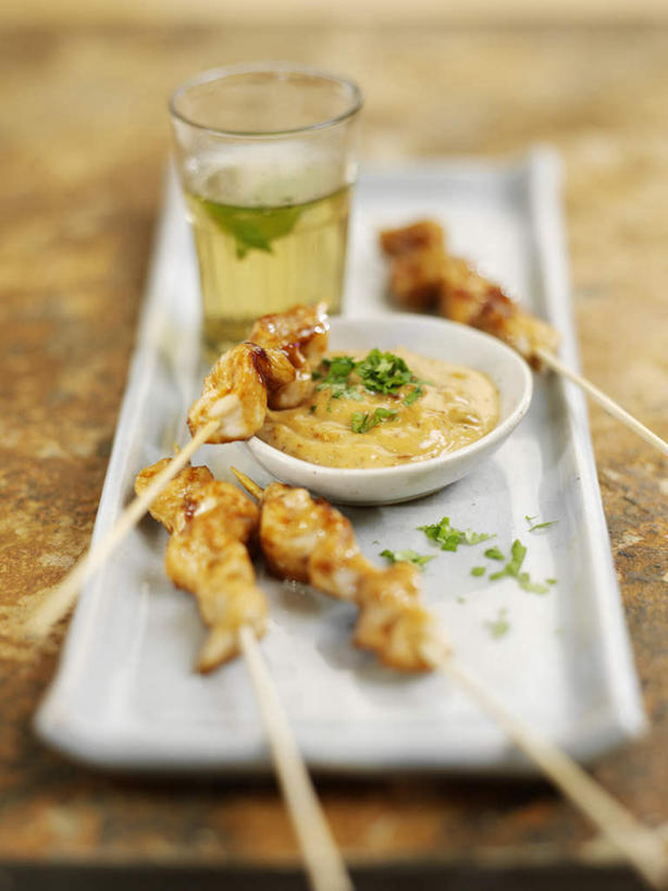 无人,竖图,俯视,室内,特写,白天,幸福,餐桌,茶,桌子,蔬菜,杯子,餐具,阴影,朦胧,模糊,新鲜,光线,碟子,盘,影子,陶瓷,葱,青葱,调料,鸡肉,酱料,酱汁,肉,佐料,茶叶,食品,陶瓷制品,调味品,调味料,娱乐,酱,肉类,竹签,玻璃制品,食物,盘子,容器,水杯,碟,碗,享受,休闲,温馨,放松,乐趣,有机食品,绿色食品,餐台,储藏,提神,舒适,储存,醒脑,肉食,肉串,取食签,玻璃杯,彩图,高角度拍摄,贮存