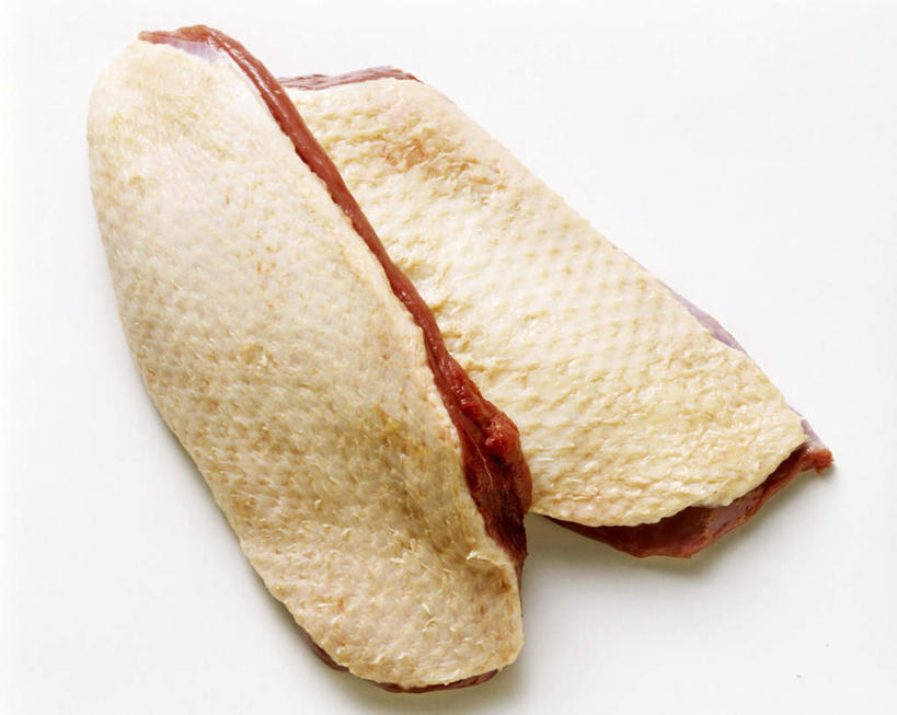 无人,横图,俯视,室内,特写,白天,白色背景,餐桌,桌子,两块,阴影,光线,影子,肉,鸭肉,肉类,摄影,影棚,餐台,肉食,彩图,高角度拍摄,影棚拍摄,拍摄