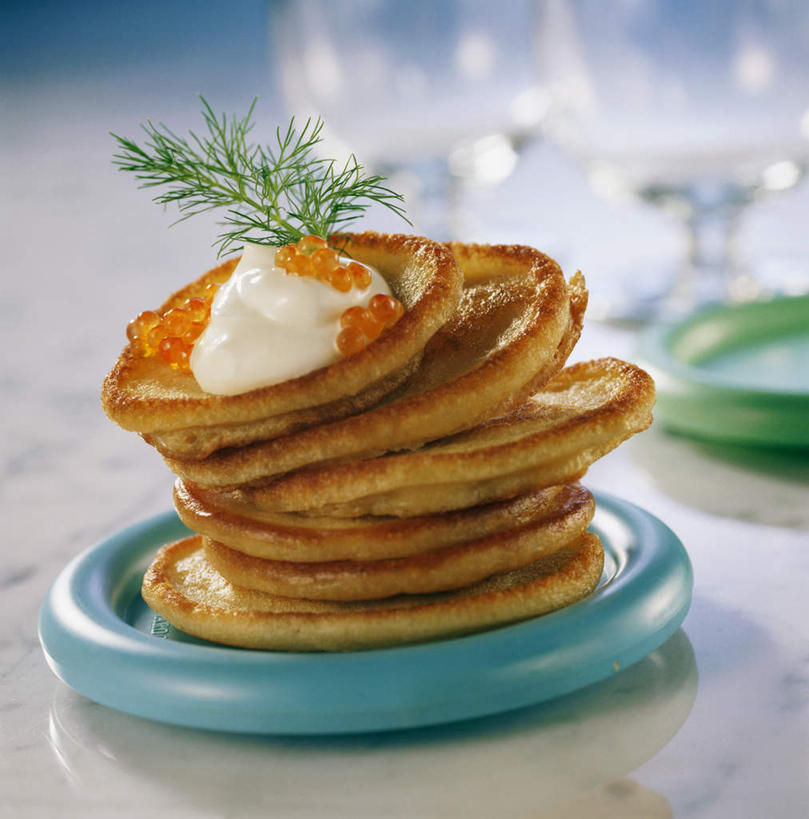 点心,鱼子酱,煎饼,无人,竖图,俯视,室内,特写,白天,烹饪,餐桌,桌子,杯子,餐具,一排,许多,阴影,朦胧,模糊,整齐,装饰,光线,碟子,高脚杯,盘,影子,调料,酱料,酱汁,鱼卵,佐料,日本料理,料理,食品,甜点,甜品,红酒杯,调味品,很多,鱼籽,调味料,文化,酱,饼,小吃,菜肴,美食,玻璃制品,食物,糕点,排列,盘子,酒杯,碟,日式料理,甜食,奶油,日式,佳肴,餐台,堆,华丽,修饰,点缀,迷迭香,乳制品,队列,海洋之露,衬托,美观,雅致,雅观,激凌,克林姆,淇淋,日式煎饼,玻璃杯,彩图,高角度拍摄