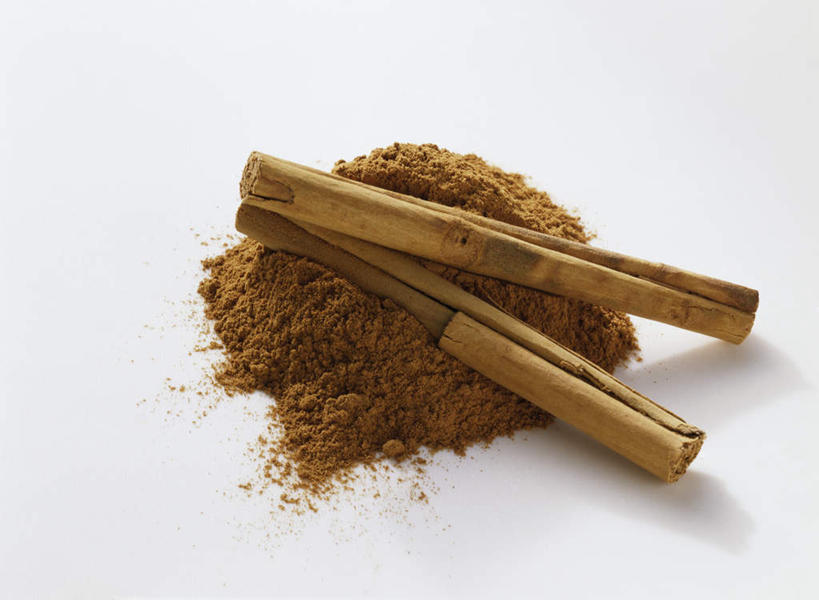 无人,横图,俯视,室内,特写,白天,白色背景,阴影,光线,粉末,影子,调味,香料,佐料,褐色,肉桂,两个,粉,摄影,影棚,配料,桂皮,作料,官桂,牡桂,筒桂,香桂,玉桂,粉状,粉剂,彩图,高角度拍摄,影棚拍摄,拍摄