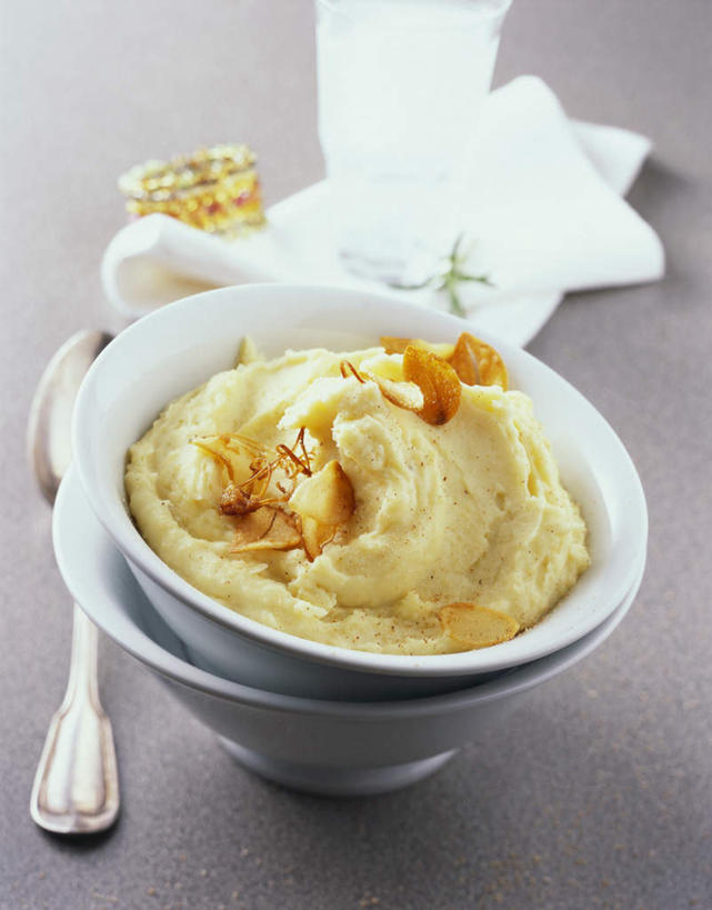 无人,竖图,俯视,室内,特写,白天,桌面,桌子,蔬菜,蒜,土豆,金属制品,阴影,新鲜,光线,金属,木制,影子,勺子,陶瓷,食品,陶瓷制品,蒜头,食物,三个,木制品,容器,调羹,汤匙,碗,有机食品,绿色食品,储藏,储存,馍馍蛋,胡蒜,蔬菜泥,洋芋,山药蛋,马铃薯,大蒜,彩图,高角度拍摄,贮存