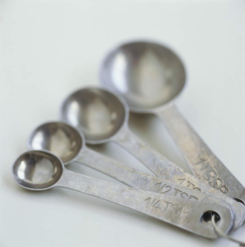 无人,竖图,俯视,室内,特写,白天,白色背景,静物,金属制品,一排,阴影,朦胧,模糊,整齐,光线,金属,英文,标志,文字,影子,字符,勺子,字母,标识,排列,调羹,汤匙,四个,摄影,影棚,英文字母,队列,冰激凌勺,彩图,高角度拍摄,影棚拍摄,拍摄