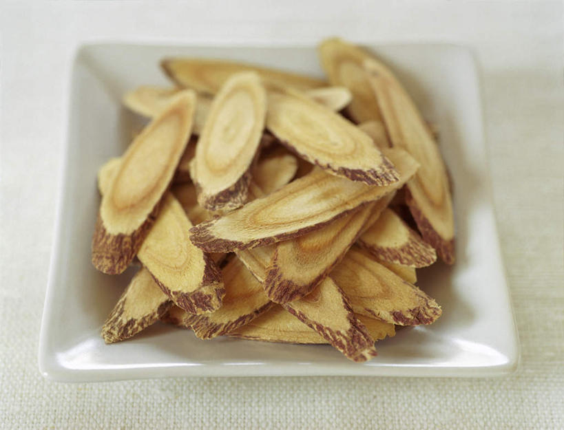 无人,横图,俯视,室内,特写,白天,白色背景,植物,餐具,一堆,许多,阴影,堆叠,堆积,光线,碟子,盘,影子,草药,药草,很多,中药,黄色,盘子,碟,摄影,影棚,堆,甘草,药材,中草药,中药材,本草,生甘草,彩图,高角度拍摄,影棚拍摄,拍摄