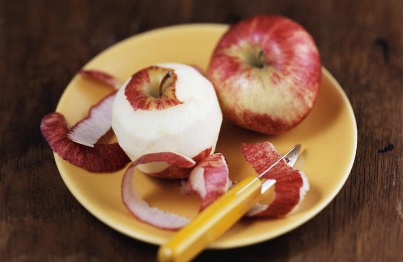 无人,横图,俯视,室内,特写,白天,桌面,桌子,苹果,餐具,水果,金属制品,阴影,新鲜,光线,金属,木制,碟子,盘,影子,生食,皮,食品,果实,食物,两个,一个,盘子,木制品,碟,有机食品,绿色食品,单个,剥皮器,彩图,高角度拍摄