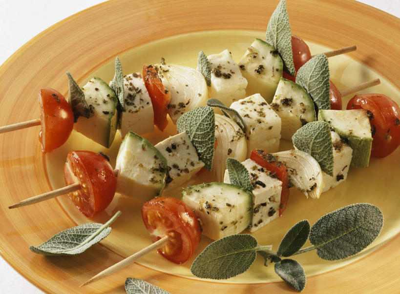 豆腐,无人,家庭,横图,俯视,室内,特写,白天,智慧,桌面,桌子,蔬菜,西红柿,餐具,叶子,三串,一排,阴影,新鲜,整齐,装饰,光线,木制,碟子,盘,影子,食品,绿叶,竹签,食物,排列,盘子,木制品,碟,嫩叶,有机食品,绿色食品,华丽,修饰,点缀,鼠尾草,豆制品,队列,取食签,衬托,美观,雅致,雅观,理性,叶,叶片,番茄,彩图,高角度拍摄