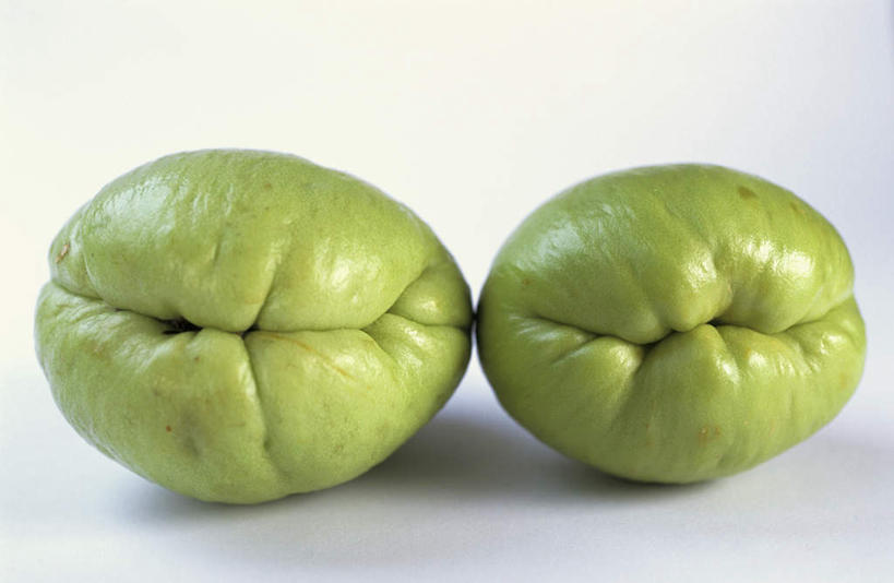 无人,横图,俯视,室内,特写,白天,白色背景,桌面,桌子,水果,一排,阴影,新鲜,整齐,光线,木制,影子,生食,食品,果实,佛手瓜,食物,排列,两个,绿色,木制品,摄影,有机食品,绿色食品,影棚,队列,菜肴梨,福寿瓜,合手瓜,合掌瓜,梨瓜,拳头瓜,万年瓜,洋丝瓜,彩图,高角度拍摄,影棚拍摄,拍摄