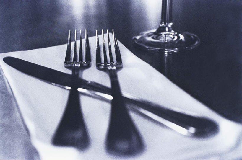 无人,横图,俯视,室内,特写,白天,餐桌,桌子,静物,杯子,餐具,金属制品,阴影,朦胧,模糊,光线,金属,叉子,碟子,工具,盘,影子,刀具,玻璃制品,两个,一个,盘子,水杯,碟,刀,单个,餐台,餐刀,餐叉,玻璃杯,进餐用具,彩图,高角度拍摄