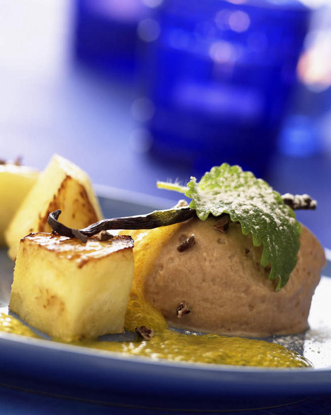 点心,无人,竖图,俯视,室内,特写,白天,烹饪,西餐,植物,餐桌,桌子,杯子,餐具,阴影,朦胧,模糊,光线,碟子,盘,影子,调味,香料,佐料,料理,食品,糖,糖果,甜点,甜品,草药,药草,慕斯蛋糕,菜肴,美食,中药,玻璃制品,食物,一个,蓝色,盘子,水杯,碟,甜食,零食,巧克力,清热,西式,佳肴,单个,餐台,朱古力,慕斯,配料,药材,中草药,香草兰,中药材,本草,作料,解毒,婆绒花,山薄荷,石母草,玻璃杯,彩图,高角度拍摄