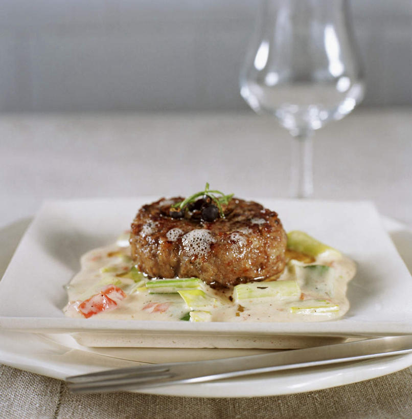 无人,竖图,俯视,室内,特写,白天,烹饪,西餐,餐桌,桌子,蔬菜,杯子,餐具,一堆,许多,阴影,堆积,朦胧,模糊,新鲜,光线,碟子,盘,影子,调味,肉,香料,佐料,牛肉,料理,食品,菜肴,美食,肉类,玻璃制品,食物,糕点,盘子,水杯,碟,奶油,西式,佳肴,有机食品,绿色食品,餐台,堆,配料,乳制品,肉食,杜松子,作料,激凌,克林姆,淇淋,玻璃杯,彩图,高角度拍摄