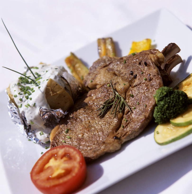 无人,竖图,俯视,室内,特写,白天,白色背景,烹饪,西餐,土豆,西红柿,餐具,阴影,朦胧,模糊,光线,碟子,盘,影子,花菜,花椰菜,西兰花,调料,酱料,酱汁,肉,佐料,牛排,牛肉,料理,食品,调味品,调味料,酱,菜肴,美食,肉类,食物,盘子,碟,西式,摄影,锡纸,佳肴,影棚,迷迭香,肉食,馍馍蛋,海洋之露,洋芋,山药蛋,马铃薯,番茄,彩图,高角度拍摄,影棚拍摄,拍摄