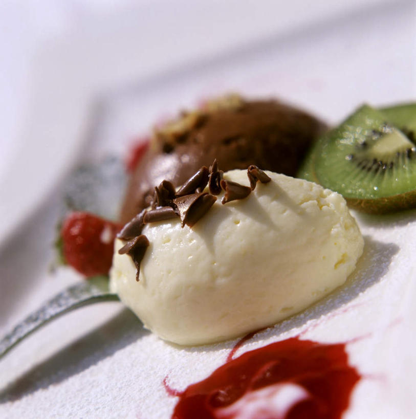 点心,无人,竖图,俯视,室内,特写,白天,猕猴桃,水果,阴影,朦胧,模糊,新鲜,影子,生食,食品,糖,糖果,甜点,甜品,果实,慕斯蛋糕,食物,糕点,甜食,零食,奶油,巧克力,有机食品,绿色食品,朱古力,黑巧克力,慕斯,乳制品,薄片,激凌,克林姆,淇淋,奇异果,猕猴梨,彩图,高角度拍摄