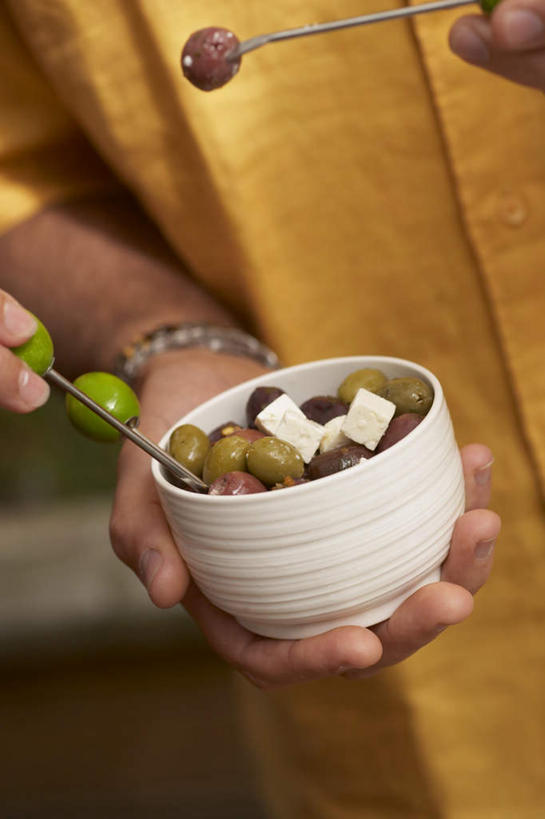 奶酪,西方人,手,一个人,竖图,俯视,室内,特写,白天,蔬菜,欧洲,欧洲人,仅一个男性,仅一个人,阴影,服装,朦胧,模糊,新鲜,光线,影子,陶瓷,干酪,起司,食品,陶瓷制品,芝士,营养,休闲装,竹签,食物,仅一个年轻男性,衣服,黄色,容器,碗,休闲,手部,休闲服,乳酪,服饰,有机食品,绿色食品,泡椒,储藏,乳制品,储存,发酵,酸黄瓜,取食签,男人,男性,年轻男性,白种人,半身,彩图,高角度拍摄,贮存