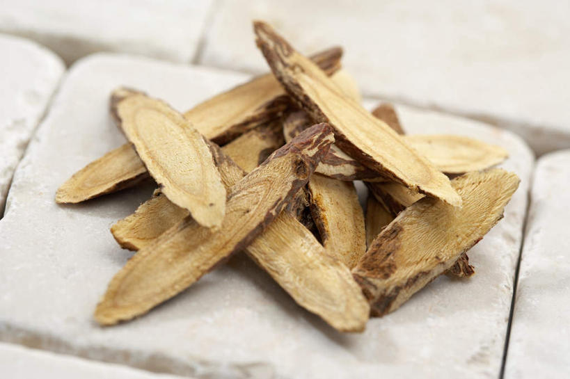 无人,横图,俯视,室内,特写,白天,植物,桌面,桌子,一堆,许多,阴影,堆叠,堆积,光线,影子,大理石,草药,药草,很多,中药,堆,甘草,药材,中草药,中药材,本草,大理石制品,生甘草,彩图,高角度拍摄