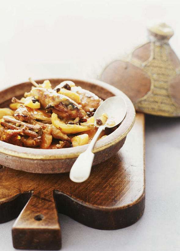 无人,竖图,俯视,室内,特写,白天,白色背景,烹饪,西餐,桌面,桌子,鸟,一块,阴影,朦胧,模糊,光线,木制,鸟类,影子,勺子,陶瓷,调料,酱料,酱汁,肉,佐料,料理,食品,案板,陶瓷制品,调味品,调味料,酱,菜肴,美食,肉类,砧板,食物,两个,木制品,容器,调羹,汤匙,碗,西式,摄影,佳肴,影棚,储藏,储存,肉食,鹌鹑,奔鹑,宛鹑,彩图,高角度拍摄,影棚拍摄,拍摄,贮存