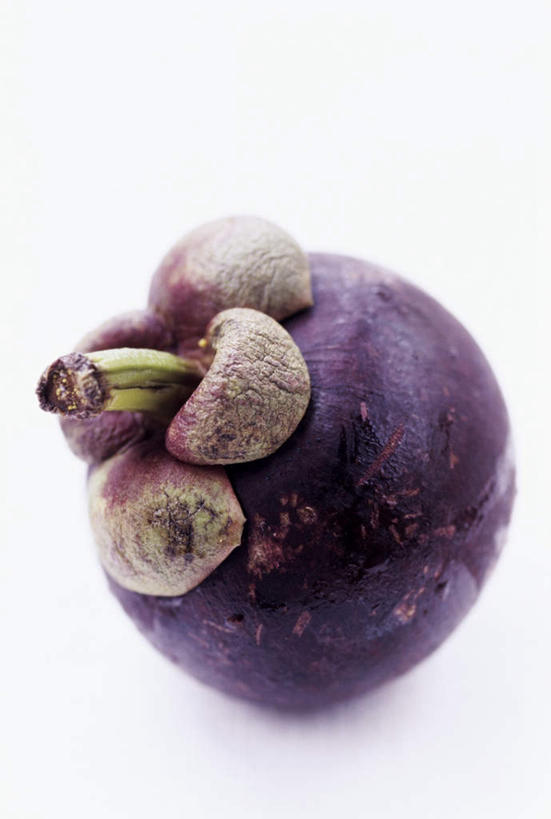 无人,竖图,俯视,室内,特写,白天,白色背景,餐桌,桌子,水果,阴影,新鲜,光线,影子,生食,食品,果实,食物,一个,紫色,摄影,有机食品,绿色食品,影棚,单个,餐台,山竹,莽吉柿,山竹子,山竺,彩图,高角度拍摄,影棚拍摄,拍摄