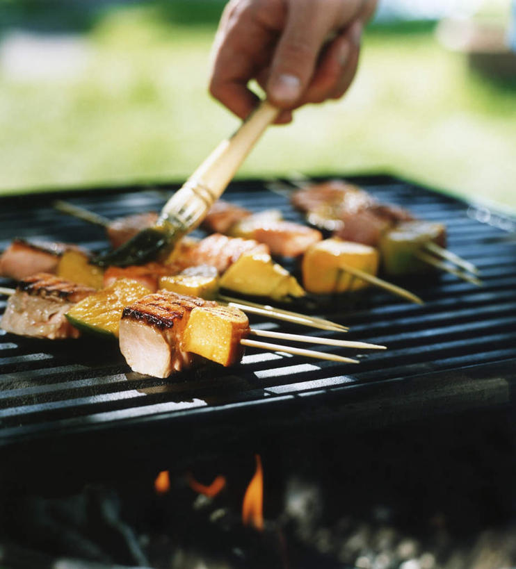 海鲜,西方人,手,一个人,竖图,俯视,室外,特写,白天,烧烤,热情,草地,草坪,植物,苹果,火,水果,欧洲,欧洲人,仅一个男性,仅一个人,一排,握,阴影,新鲜,整齐,光线,鱼,火焰,影子,肉,生食,鱼肉,食品,果实,烤架,烤肉,燃烧,拿,鲔鱼,拿着,水产,金枪鱼,肉类,鱼类,海洋生物,草,食物,排列,仅一个年轻男性,绿色,阳光,刷子,手部,铁架,握着,有机食品,绿色食品,吞拿鱼,队列,水生动物,海产品,水生物,肉食,肉串,海底动物,酸橙,代代,男人,男性,年轻男性,白种人,橙子,橙,半身,彩图,高角度拍摄