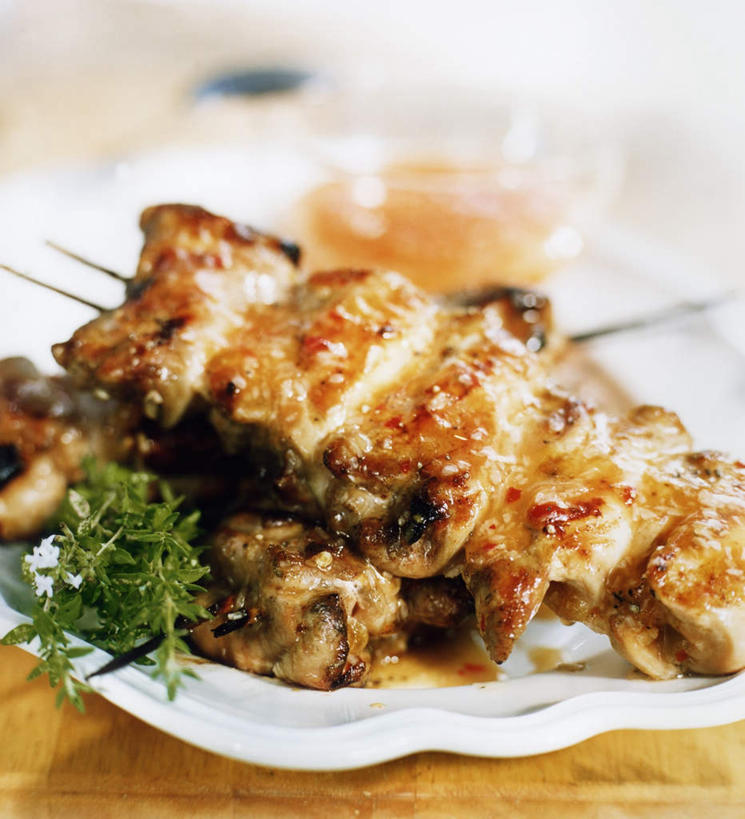 无人,竖图,俯视,室内,特写,白天,桌面,桌子,餐具,阴影,朦胧,模糊,装饰,芳香,光线,木制,碟子,盘,影子,调料,鸡肉,酱料,酱汁,肉,佐料,调味品,调味料,酱,肉类,一个,盘子,木制品,碟,香草,单个,华丽,修饰,吉祥,点缀,百里香,麝香草,肉食,肉串,如意,勇气,衬托,美观,雅致,雅观,勇敢,地椒,自尊,不屈,平安,彩图,高角度拍摄