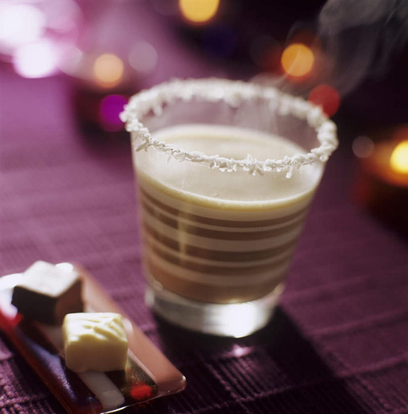 牛奶,无人,竖图,俯视,室内,特写,白天,餐桌,桌子,椰子,杯子,水果,阴影,新鲜,光线,影子,生食,食品,果实,酒类,饮品,营养,文化,玻璃制品,酒,食物,饮料,一个,水杯,鸡尾酒,调酒,有机食品,绿色食品,单个,餐台,创造,乳制品,奶,想象,安神,大椰,胥余,椰瓢,越王头,特其拉日出,特其拉日出鸡尾酒,玻璃杯,彩图,高角度拍摄