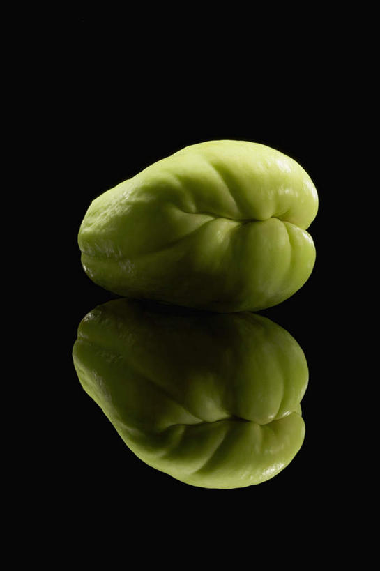 无人,竖图,俯视,室内,特写,白天,餐桌,桌子,蔬菜,阴影,黑色背景,新鲜,光线,影子,食品,佛手瓜,食物,一个,绿色,倒影,摄影,有机食品,绿色食品,影棚,单个,餐台,倒映,反照,菜肴梨,福寿瓜,合手瓜,合掌瓜,梨瓜,拳头瓜,万年瓜,洋丝瓜,彩图,高角度拍摄,影棚拍摄,拍摄