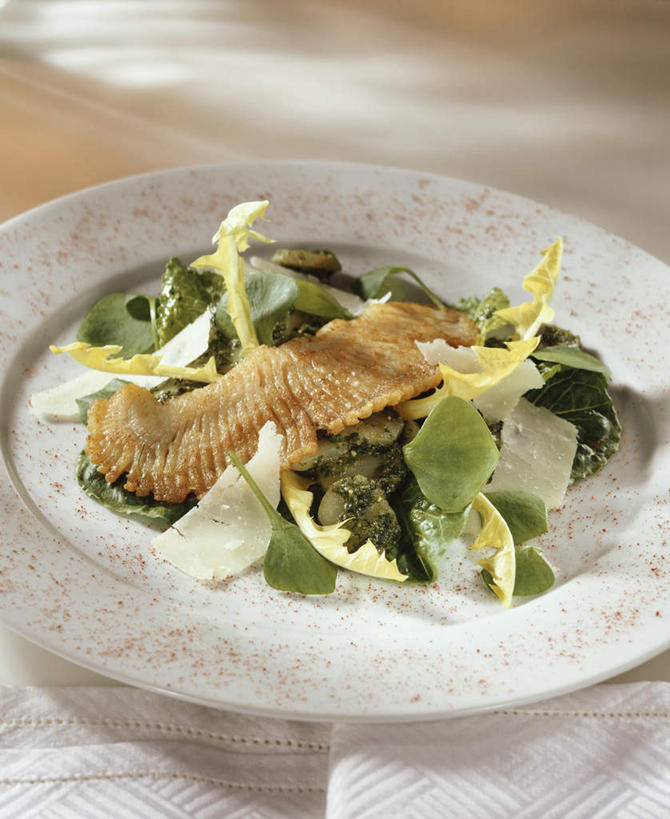 海鲜,无人,竖图,俯视,室内,特写,白天,爱情,桌面,桌子,蒲公英,蔬菜,餐具,阴影,花纹,朦胧,模糊,新鲜,盛开,光线,木制,鱼,布,碟子,盘,图案,影子,生菜,莴苣,肉,生食,蔬菜沙拉,鱼肉,沙拉,食品,花蕾,布纹,色拉,水产,沙律,肉类,鱼类,海洋生物,花,花瓣,花朵,鲜花,食物,一个,盘子,木制品,碟,花苞,花蕊,有机食品,绿色食品,单个,色拉酱,布匹,鳐鱼,水生动物,海产品,千岛酱,水生物,肉食,海底动物,魟鱼,魔鬼鱼,蝠鲼,春菜,鹅仔菜,莴仔菜,千金菜,叶用莴苣,开朗,蒲公草,尿床草,彩图,高角度拍摄