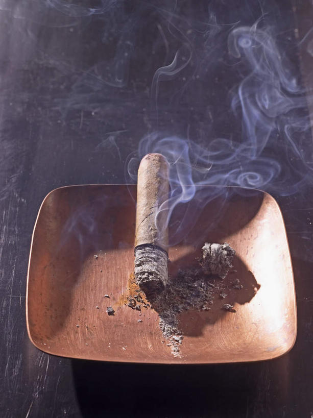 无人,竖图,俯视,室内,特写,白天,餐桌,桌子,香烟,阴影,光线,木制,影子,一个,木制品,雪茄,烟,单个,餐台,烟灰缸,烟碟,烟盅,卷烟,烟草,纸烟,彩图,高角度拍摄,烟灰