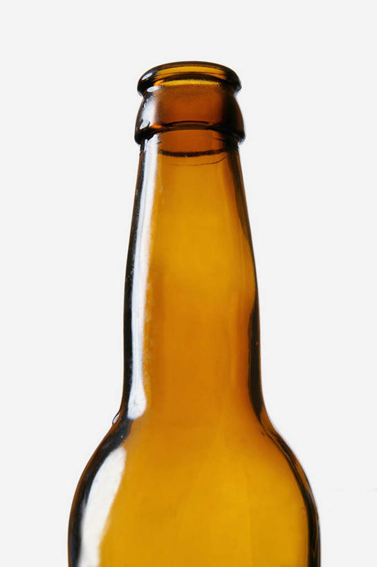 啤酒,无人,竖图,室内,特写,白天,白色背景,仰视,玻璃,阴影,光线,影子,酒类,玻璃制品,酒,饮料,一个,黄色,啤酒瓶,摄影,影棚,单个,彩图,低角度拍摄,影棚拍摄,拍摄
