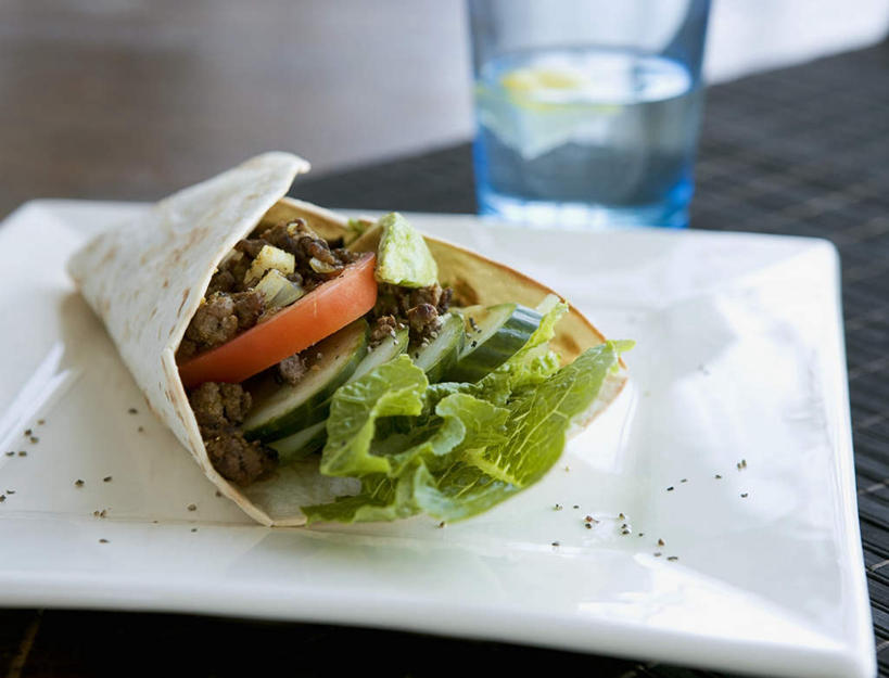 点心,面包,无人,横图,俯视,室内,特写,白天,烹饪,西餐,玉米,餐桌,桌子,黄瓜,蔬菜,西红柿,杯子,餐具,一堆,许多,阴影,堆叠,堆积,朦胧,模糊,新鲜,光线,棒子,碟子,盘,影子,玉蜀黍,肉,三明治,料理,食品,面点,很多,菜肴,美食,肉类,玻璃制品,食物,糕点,一个,盘子,水杯,碟,快餐,西式,佳肴,有机食品,绿色食品,单个,餐台,堆,苞米,苞芦,肉食,西式快餐,玉米粉,三文治,苞谷,包谷,大蜀黍,番麦,薏米包,玉高粱,玉麦,珍珠米,玻璃杯,青瓜,胡瓜,番茄,彩图,高角度拍摄