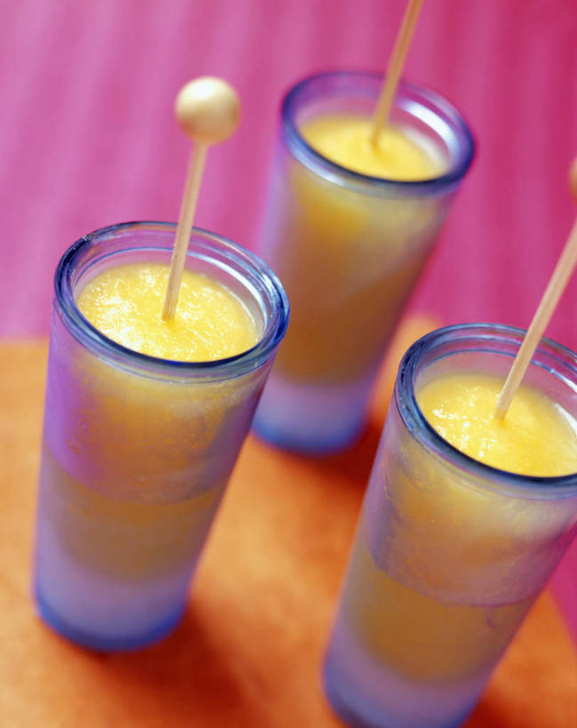 无人,竖图,俯视,室内,特写,白天,餐桌,桌子,杯子,阴影,朦胧,模糊,光线,影子,清凉,棒冰,冰棍,玻璃制品,三个,水杯,冷饮,舒服,摄影,影棚,餐台,解暑,冰棒,解渴,舒爽,消暑,冰条,玻璃杯,彩图,高角度拍摄,影棚拍摄,拍摄