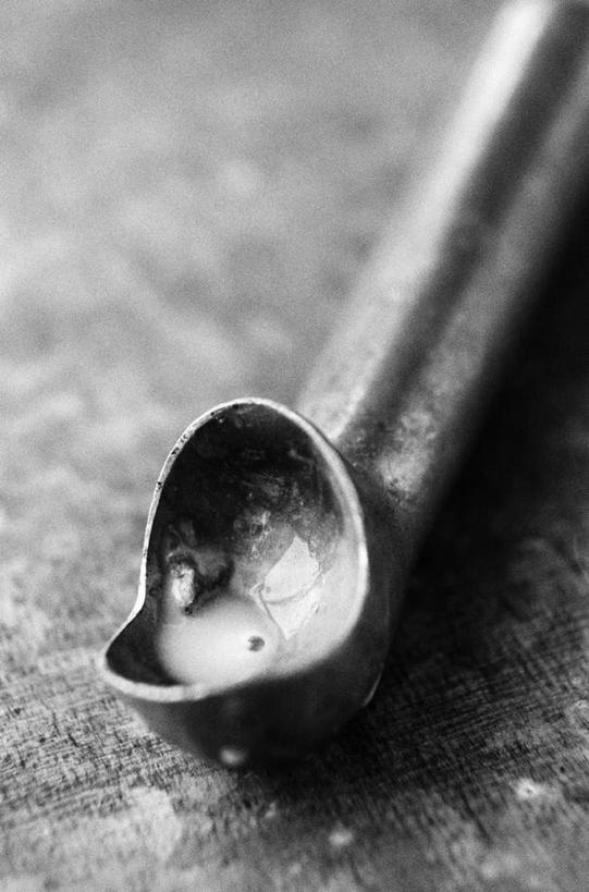 无人,竖图,俯视,黑白,室内,特写,白天,餐桌,桌子,静物,金属制品,阴影,朦胧,模糊,光线,金属,铲子,厨房用具,工具,影子,一个,单个,餐台,高角度拍摄