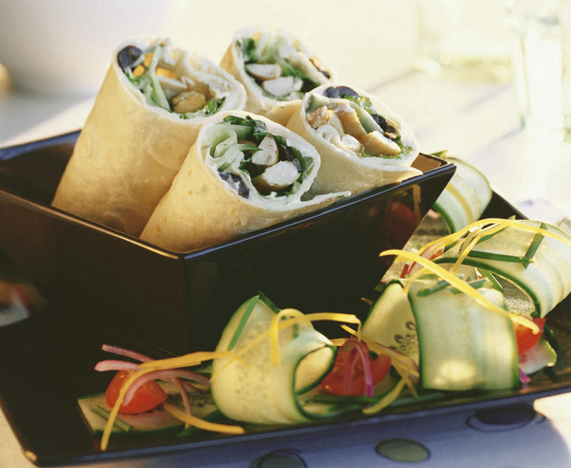 无人,横图,俯视,室内,特写,白天,餐桌,桌子,黄瓜,蔬菜,西红柿,洋葱,餐具,阴影,朦胧,模糊,新鲜,光线,碟子,盘,影子,陶瓷,鸡肉,肉,食品,陶瓷制品,蔬菜卷,肉类,食物,两个,盘子,容器,碟,碗,有机食品,绿色食品,餐台,储藏,储存,肉食,圆葱,樱桃番茄,洋葱头,圣女果,球葱,青瓜,胡瓜,番茄,彩图,高角度拍摄,贮存