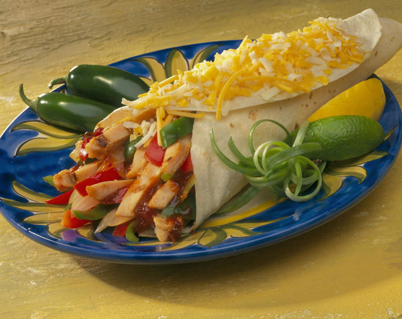 无人,横图,俯视,室内,特写,白天,餐桌,桌子,蔬菜,餐具,阴影,新鲜,反射,布料,碟子,盘,影子,青椒,鸡肉,面饼,肉,食品,布纹,蔬菜卷,肉类,桌布,食物,一个,盘子,餐巾,碟,台布,有机食品,绿色食品,单个,餐台,肉食,大椒,菜椒,酸橙,代代,橙子,橙,甜椒,柿子椒,灯笼椒,彩图,高角度拍摄