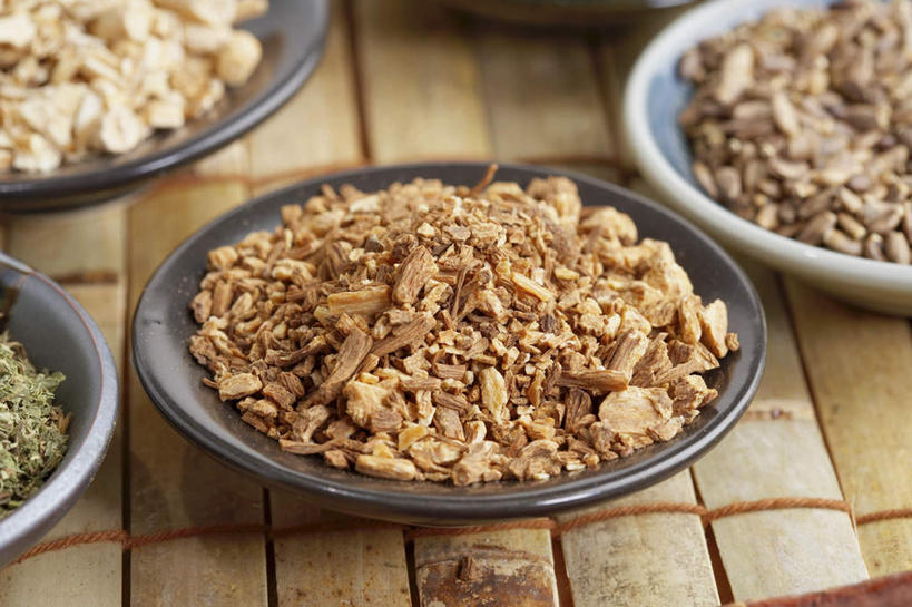 无人,横图,俯视,室内,特写,白天,植物,餐桌,桌子,当归,餐具,一堆,许多,阴影,堆叠,堆积,朦胧,模糊,反射,碟子,盘,影子,根,草药,药草,很多,中药,盘子,碟,四个,餐台,堆,药材,中草药,餐垫,中药材,本草,云归,西当归,秦归,岷当归,彩图,高角度拍摄