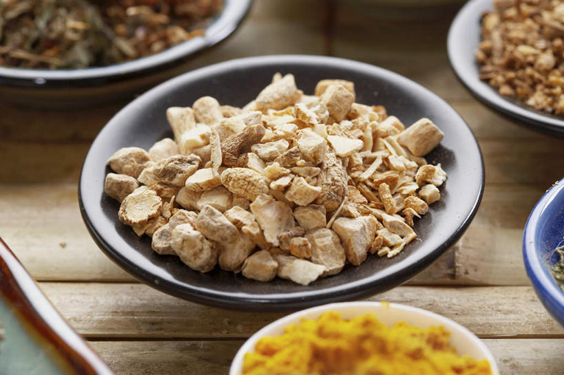 无人,横图,俯视,室内,特写,白天,餐桌,桌子,姜,一堆,许多,阴影,堆叠,堆积,朦胧,模糊,反射,影子,陶瓷,调味,香料,佐料,陶瓷制品,很多,块,容器,碗,餐台,储藏,堆,配料,储存,止咳,止痛,作料,解毒,发汗,温肺,温胃,行气,止呕,百辣云,生姜,老姜,彩图,高角度拍摄,贮存,散寒