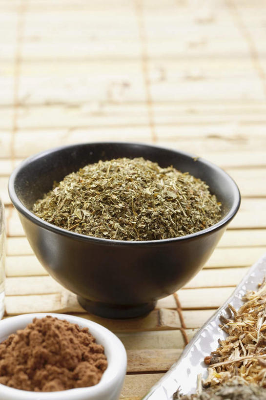 无人,竖图,俯视,室内,特写,白天,植物,餐桌,桌子,一堆,许多,阴影,堆叠,堆积,朦胧,模糊,反射,影子,陶瓷,草药,药草,陶瓷制品,很多,中药,一个,容器,碗,单个,餐台,储藏,堆,储存,药材,中草药,中药材,本草,白毛茛,北美黄连,彩图,高角度拍摄,贮存