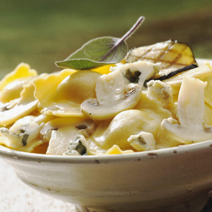 点心,馄饨,面食,奶酪,无人,家庭,横图,俯视,室内,特写,白天,智慧,餐桌,桌子,蔬菜,叶子,阴影,朦胧,模糊,新鲜,装饰,反射,影子,陶瓷,菌菇,蘑菇,干酪,起司,料理,食品,面点,绿叶,陶瓷制品,芝士,营养,菌类,美食,食物,一个,容器,碗,中式,嫩叶,乳酪,食用菌,有机食品,绿色食品,单个,餐台,储藏,华丽,修饰,点缀,鼠尾草,乳制品,储存,发酵,蓝纹奶酪,衬托,美观,雅致,雅观,理性,斯提耳顿干酪,墨西哥鼠尾草,紫绒鼠尾草,扁肉,叶,叶片,彩图,高角度拍摄,贮存