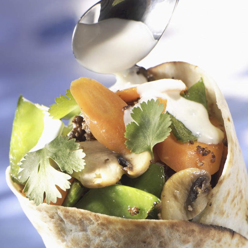 牛奶,无人,横图,俯视,室内,特写,白天,萝卜,胡萝卜,黄瓜,蔬菜,叶子,阴影,朦胧,模糊,新鲜,反射,影子,勺子,菌菇,蘑菇,香菜,食品,绿叶,饮品,营养,菌类,酸奶,蔬菜卷,食物,饮料,一个,调羹,汤匙,嫩叶,食用菌,有机食品,绿色食品,单个,乳制品,奶,发酵,胡菜,香荽,原荽,园荽,芫荽,烤薄饼,胡荽,莞荽,芫茜,芫蓿,莚葛草,莚荽菜,优格,优酪乳,叶,叶片,青瓜,胡瓜,红萝卜,甘荀,彩图,高角度拍摄