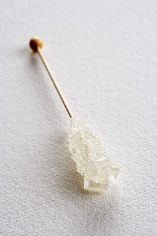 无人,竖图,俯视,室内,特写,白天,白色背景,餐桌,桌子,阴影,朦胧,模糊,反射,影子,食品,糖,糖果,甜点,甜品,食物,一个,甜食,摄影,影棚,单个,餐台,冰糖,硬糖,彩图,高角度拍摄,影棚拍摄,拍摄