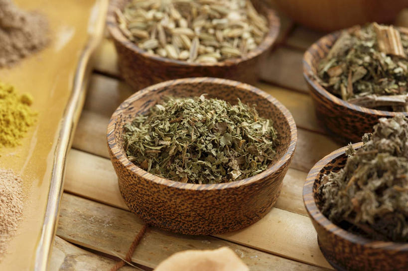 无人,横图,俯视,室内,特写,白天,植物,餐桌,桌子,餐具,一堆,许多,阴影,堆叠,堆积,竹制,朦胧,模糊,光线,碟子,盘,影子,陶瓷,草药,药草,陶瓷制品,中药,一个,盘子,容器,碟,碗,四个,单个,餐台,储藏,堆,竹制品,储存,药材,中草药,中药材,本草,甜叶菊,彩图,高角度拍摄,贮存